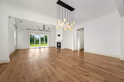 Living - 520 Gresham Ln, Murfreesboro, TN 37129 photo 2 of 5