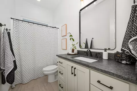 Bath - 520 Gresham Ln, Murfreesboro, TN 37129 photo 5 of 6