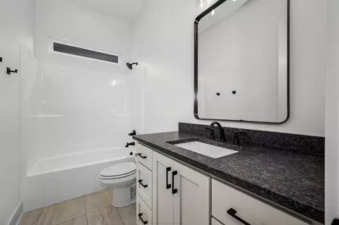 Bath - 520 Gresham Ln, Murfreesboro, TN 37129 photo 4 of 6