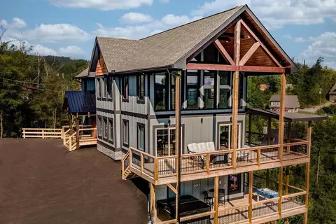 633 Pinecrest Dr, Gatlinburg, TN 37738
