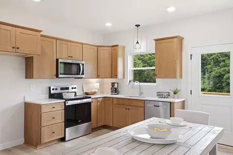 Kitchen - 1434 E Piney Rd, Dickson, TN 37055 photo 3 of 4