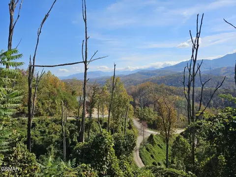 639 Kristis Pl, Gatlinburg, TN 37738