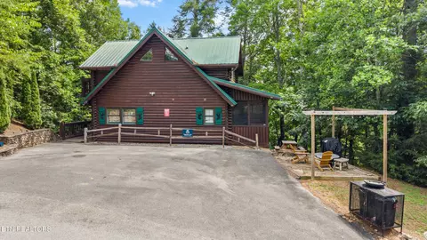 2810 Ridge Creek Cir, Sevierville, TN 37876