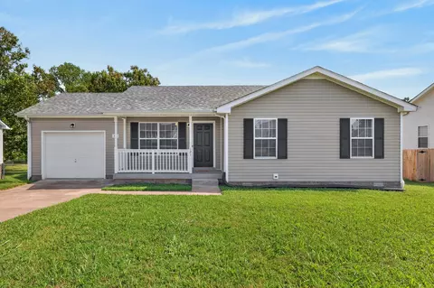 121 Gleaves Ln, Oak Grove, KY 42262
