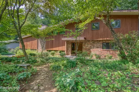 1014 W Outer Dr, Oak Ridge, TN 37830