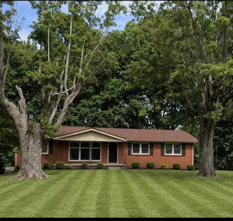 1302 Ellington Dr, Lafayette, TN 37083