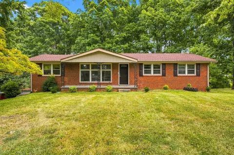 1302 Ellington Dr, Lafayette, TN 37083