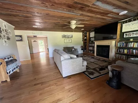 Living - 7501 E Plunders Creek Rd, Dickson, TN 37055 photo 1 of 2