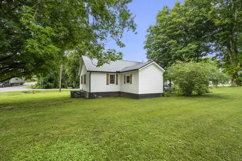 Exterior - 100 Brook Dr, Dickson, TN 37055 photo 4 of 6