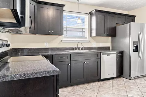 Kitchen - 915 17th Ave E, Springfield, TN 37172 photo 2 of 2