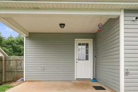 Exterior - 915 17th Ave E, Springfield, TN 37172 photo 5 of 8