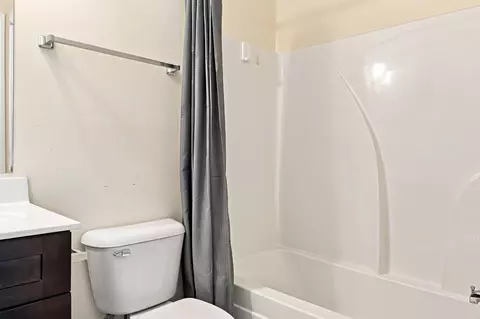 Bath - 915 17th Ave E, Springfield, TN 37172 photo 2 of 3
