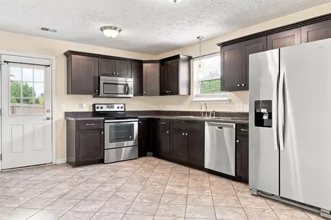 Kitchen - 915 17th Ave E, Springfield, TN 37172 photo 1 of 2