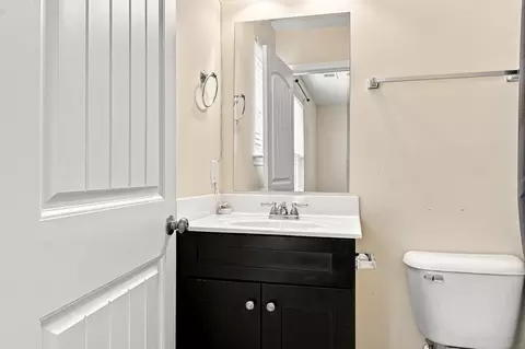 Bath - 915 17th Ave E, Springfield, TN 37172 photo 1 of 3