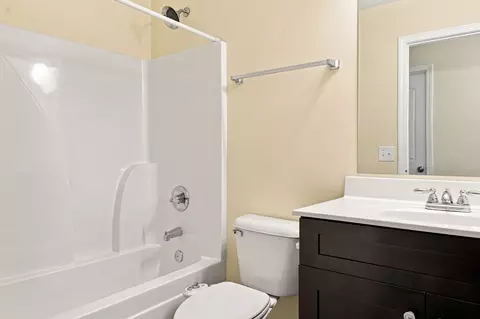 Bath - 915 17th Ave E, Springfield, TN 37172 photo 3 of 3