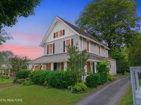 561 Margrave Dr, Harriman, TN 37748