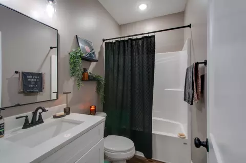 Bath - 146 Eno Rd, Dickson, TN 37055 photo 1 of 2