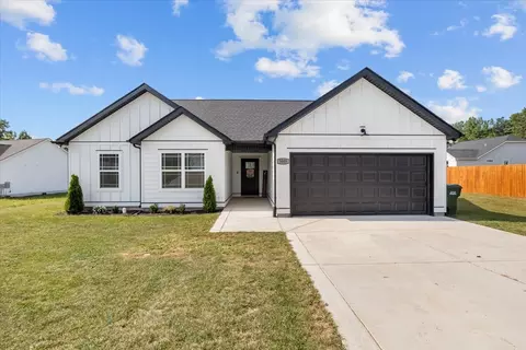 Exterior - 3008 Longview Ct, Dickson, TN 37055 photo 2 of 11