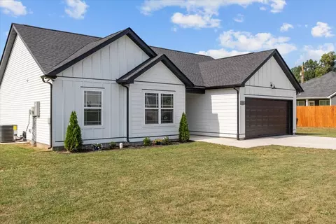 Exterior - 3008 Longview Ct, Dickson, TN 37055 photo 3 of 11