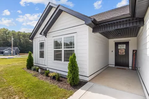 Exterior - 3008 Longview Ct, Dickson, TN 37055 photo 4 of 11