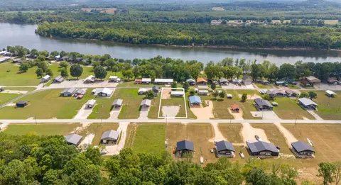 1020 Wc Pickett, Clifton, TN 38425
