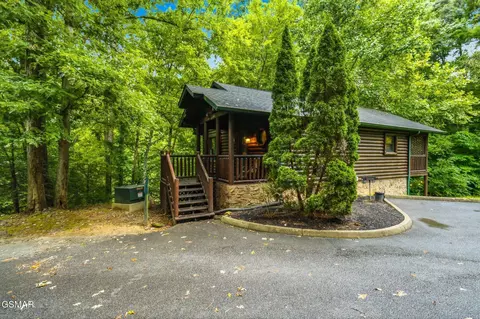 625 Gatlinburg Falls Way, Gatlinburg, TN 37738