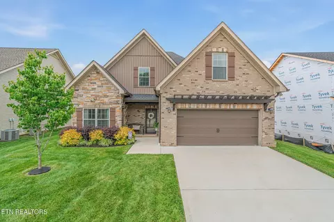 1016 Jacksonian Way, Lenoir City, TN 37772