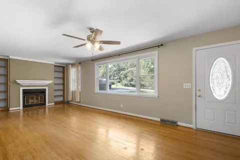 Living - 306 Cedarview Dr, Dickson, TN 37055 photo 4 of 6