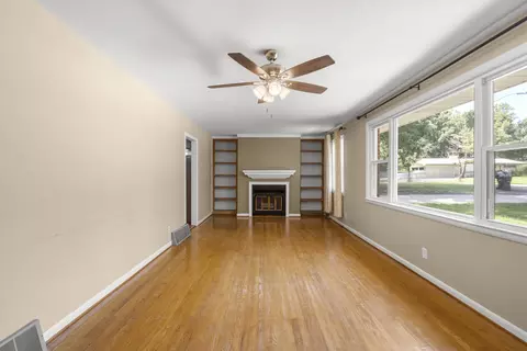Living - 306 Cedarview Dr, Dickson, TN 37055 photo 3 of 6