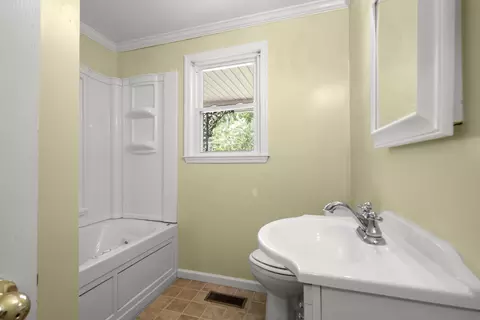 Bath - 306 Cedarview Dr, Dickson, TN 37055 photo 1 of 2