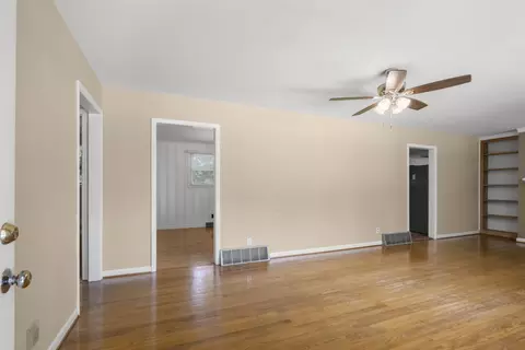 Living - 306 Cedarview Dr, Dickson, TN 37055 photo 2 of 6
