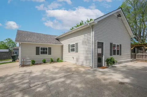 Exterior - 404 Murrell St, Dickson, TN 37055 photo 8 of 13