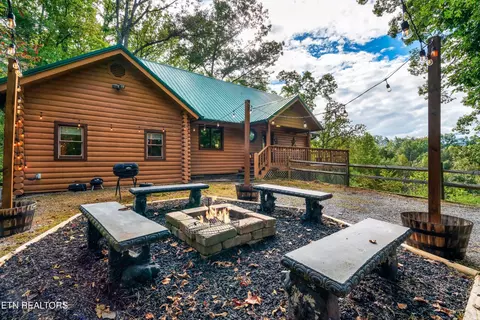 2314 Backwoods Way, Gatlinburg, TN 37738
