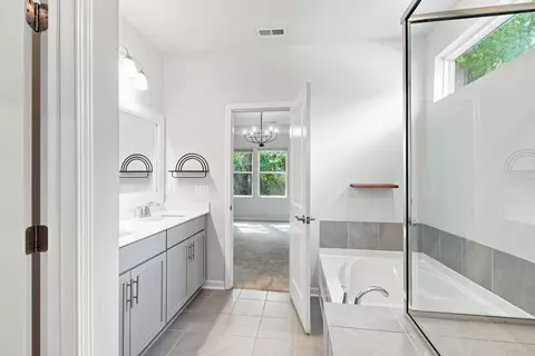 Bath - 2924 Eckersley Dr, Murfreesboro, TN 37128 photo 5 of 10