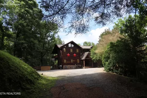 402 Laurel Ave, Gatlinburg, TN 37738
