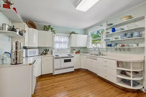 Kitchen - 209 Murrell St, Dickson, TN 37055 photo 2 of 3