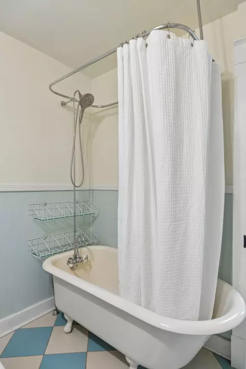 Bath - 209 Murrell St, Dickson, TN 37055 photo 2 of 2