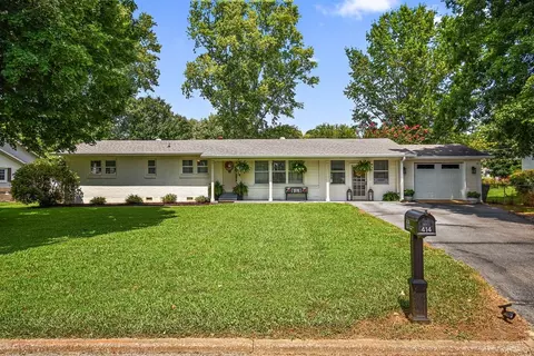 414 8th St, Lawrenceburg, TN 38464