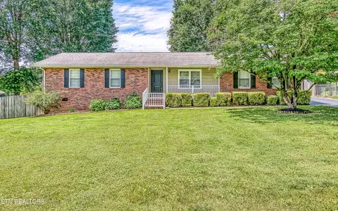 301 Foster Dr, Lenoir City, TN 37772
