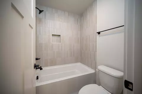 Bath - 2829 Canfield Dr, Murfreesboro, TN 37128 photo 8 of 10