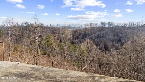 827 Sourwood Drive Dr, Gatlinburg, TN 37738