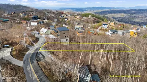 617 Wiley Oakley Dr, Gatlinburg, TN 37738