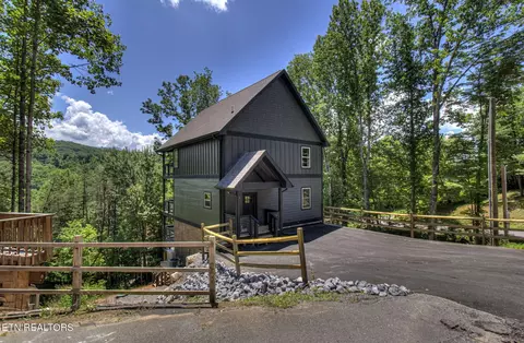 1018 Mountain View Dr, Sevierville, TN 37876