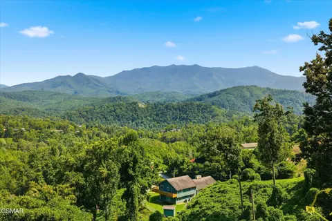 812 Beanstalk Ct, Gatlinburg, TN 37738