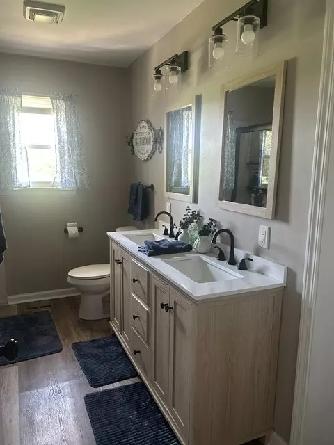 Bath - 3687 Blue Spring Rd, Decherd, TN 37324 photo 2 of 3