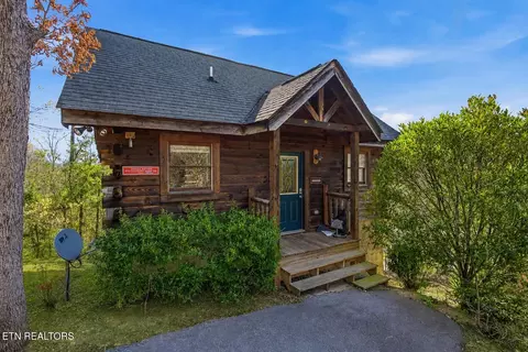 570 Country Oaks Dr, Pigeon Forge, TN 37863