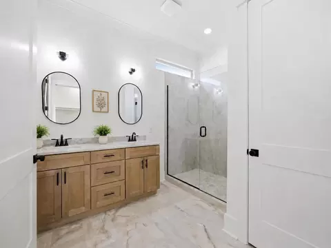 Bath - 342 Thomas Rd, Fort Oglethorpe, GA 30742 photo 1 of 5