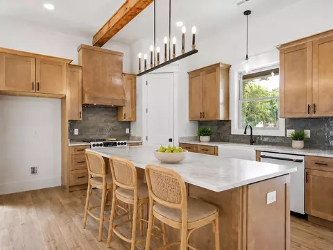 Kitchen - 342 Thomas Rd, Fort Oglethorpe, GA 30742 photo 2 of 6