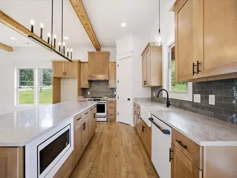 Kitchen - 342 Thomas Rd, Fort Oglethorpe, GA 30742 photo 5 of 6