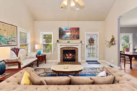 Living - 2925 Schoolside St, Murfreesboro, TN 37128 photo 1 of 2